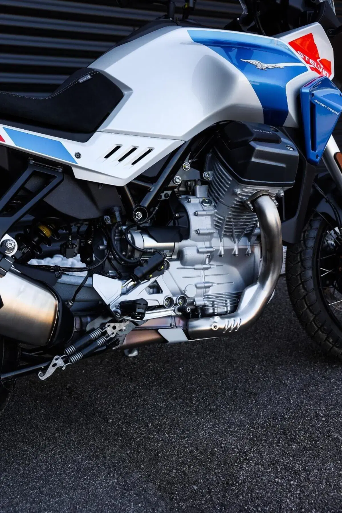 Moto Guzzi Stelvio Duecento Tributo (2025 - 26) (16)