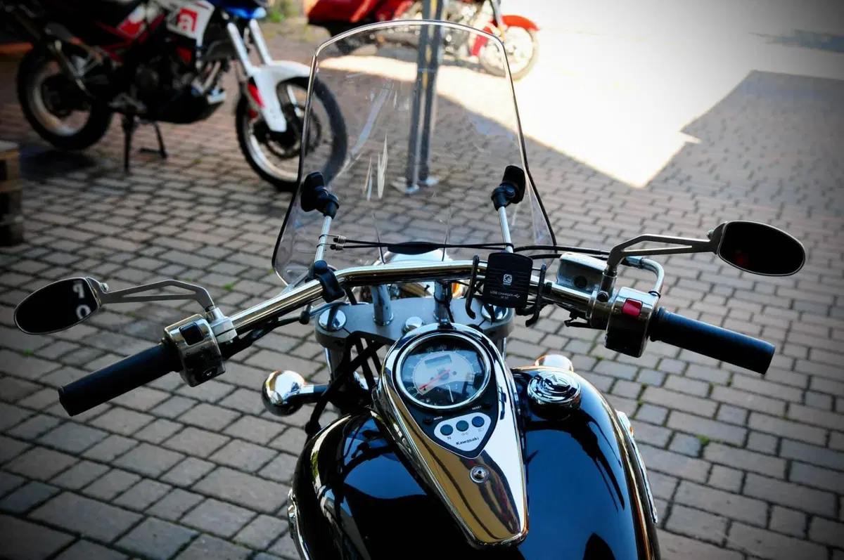 Kawasaki Vulcan VN 900 Custom (2006 - 09) (9)