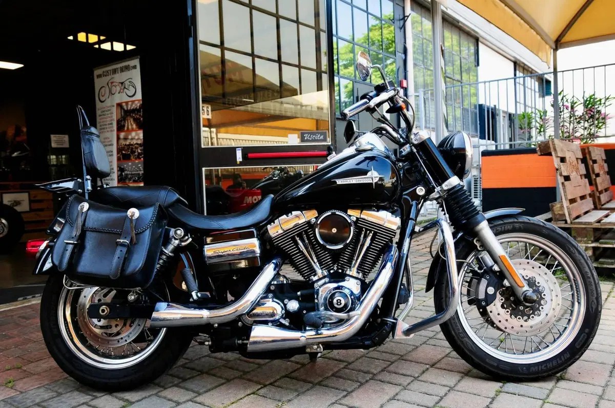 Harley-Davidson 1584 Super Glide Custom (2008 - 13) - FXDC (2)