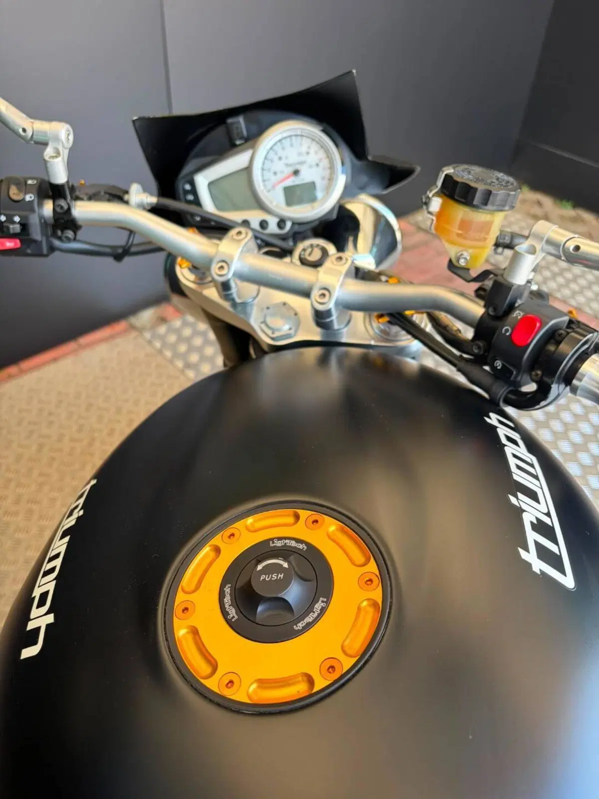 Triumph Speed Triple 1050 (2005 - 11) (15)