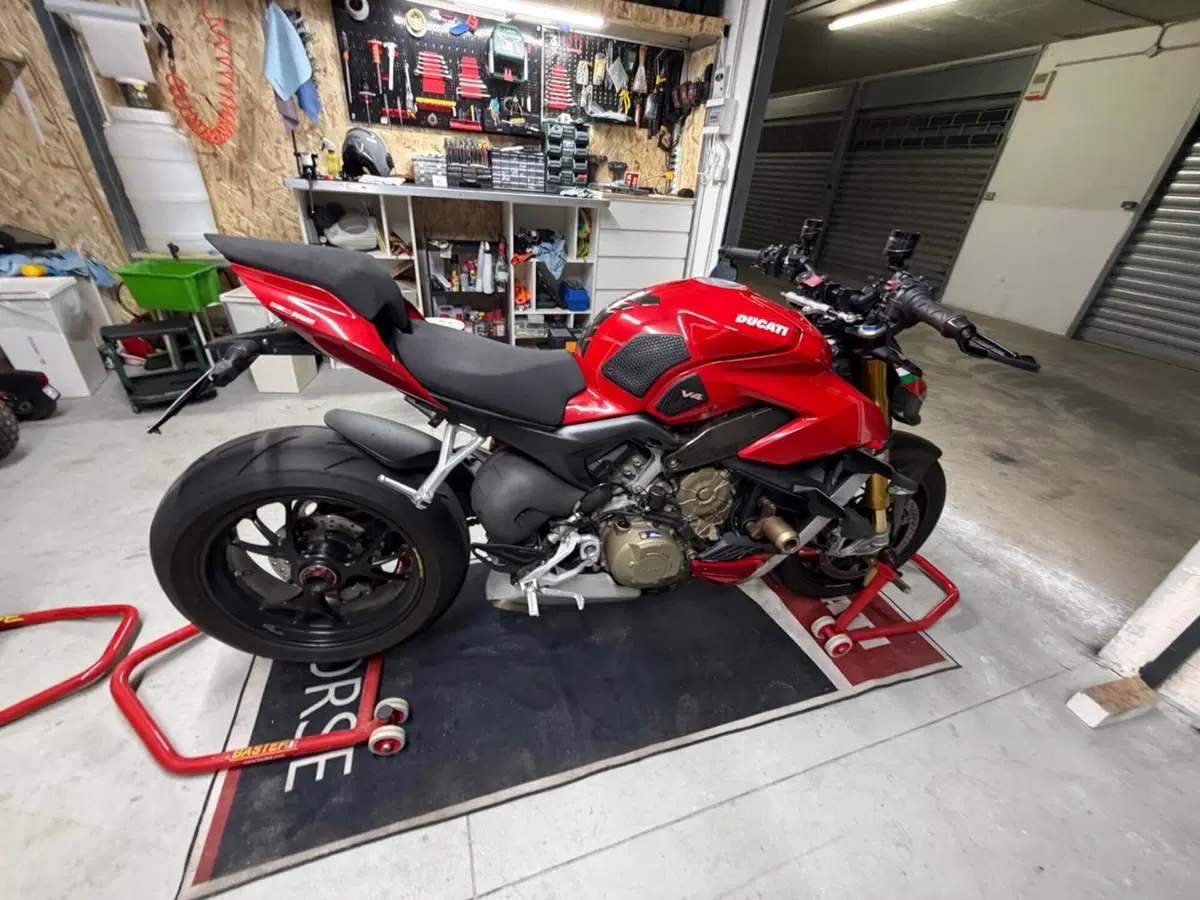 Ducati Streetfighter V4 1100 S (2021 - 22) (2)