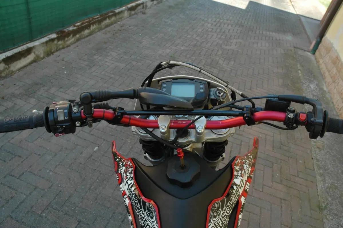 Husqvarna SM 125 (2010 - 12) (7)