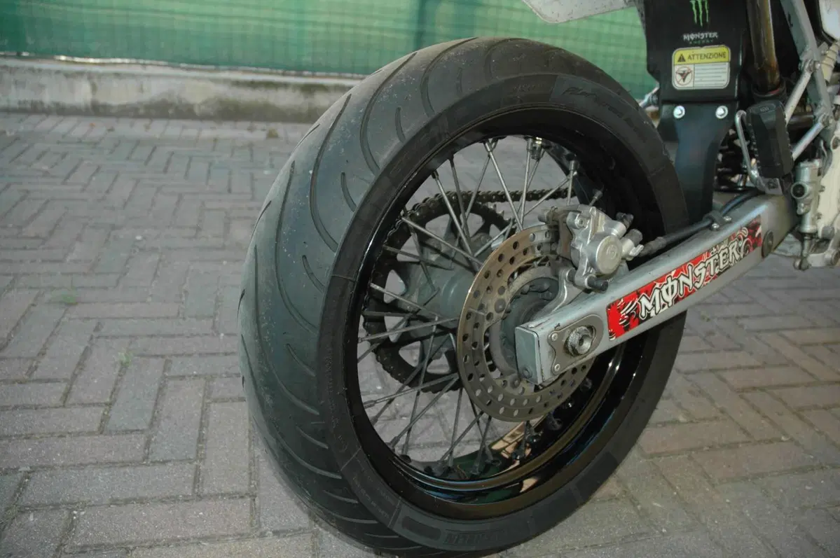 Husqvarna SM 125 (2010 - 12) (4)