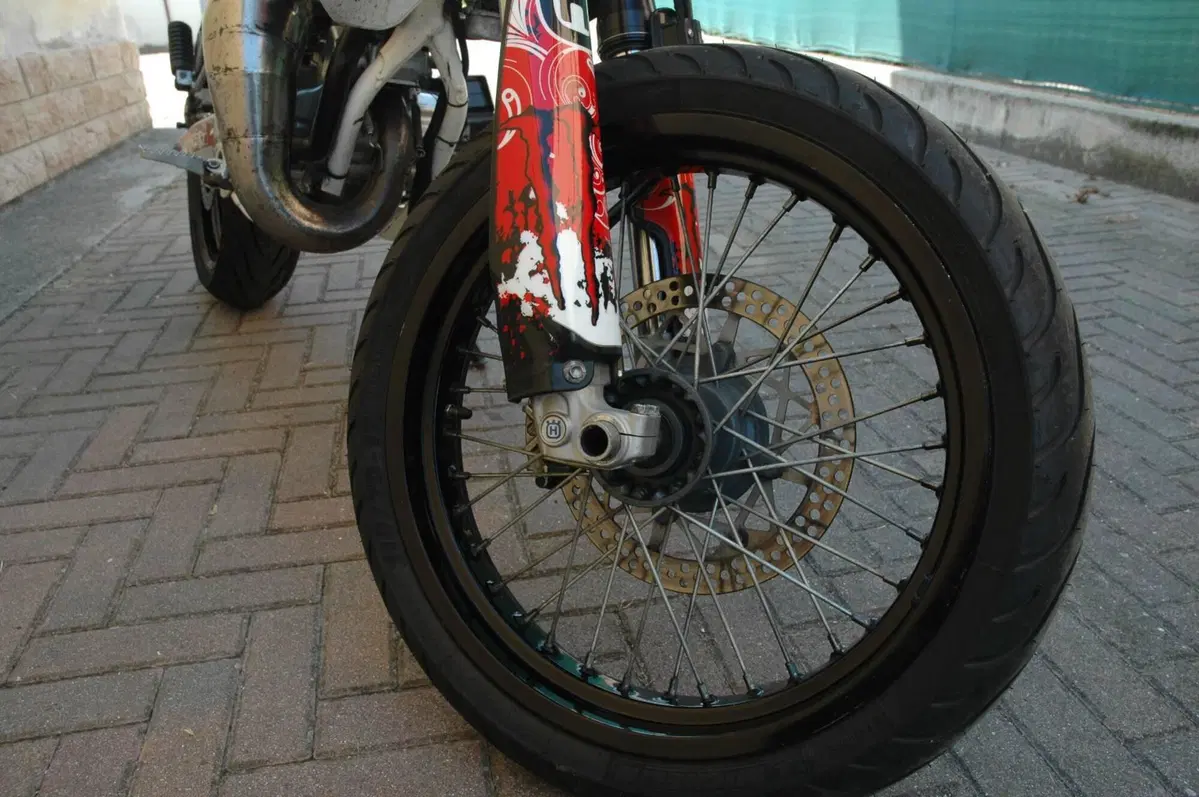 Husqvarna SM 125 (2010 - 12) (5)