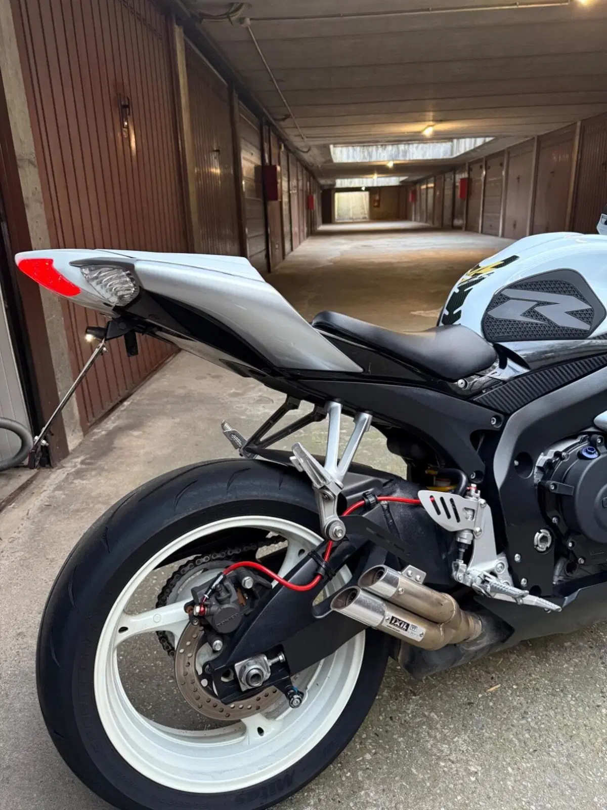 Suzuki GSR 600 (2006 - 11) (3)