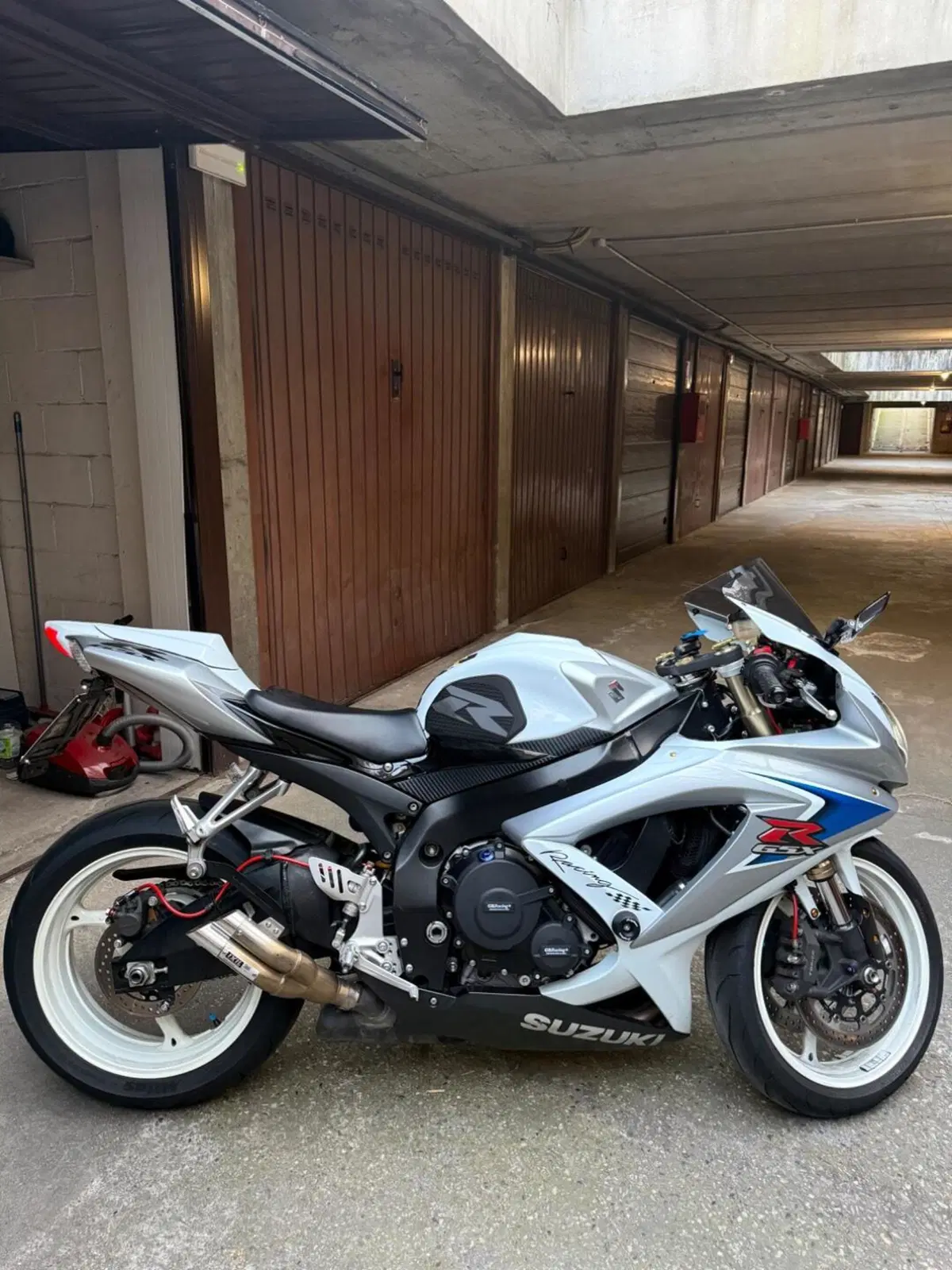 Suzuki GSR 600 (2006 - 11) (10)