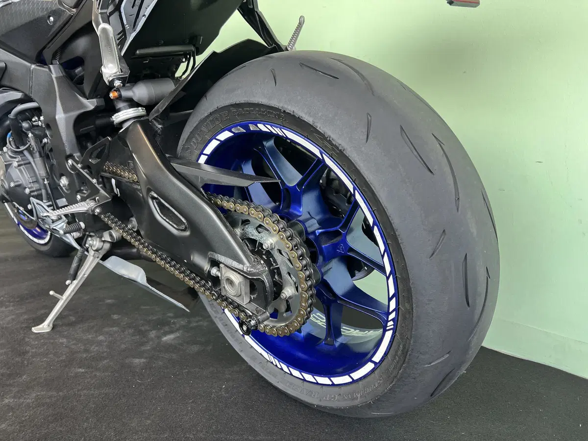 Yamaha YZF R1 (2020 - 25) (18)