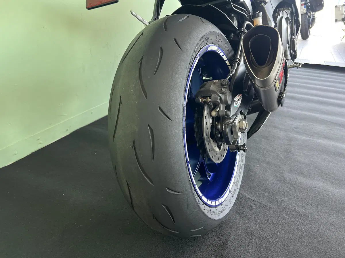 Yamaha YZF R1 (2020 - 25) (19)