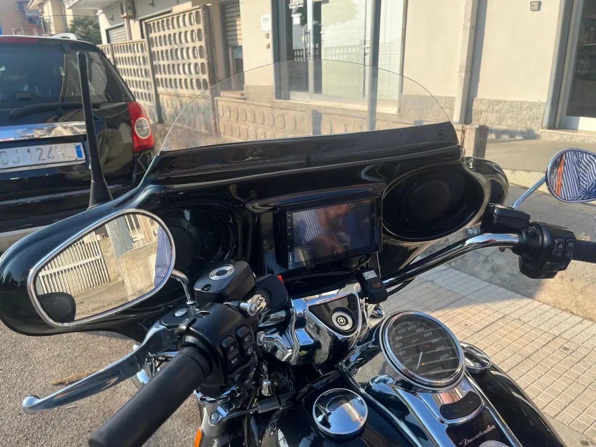 Harley-Davidson 114 Freewheeler (2016) - FLRT (9)