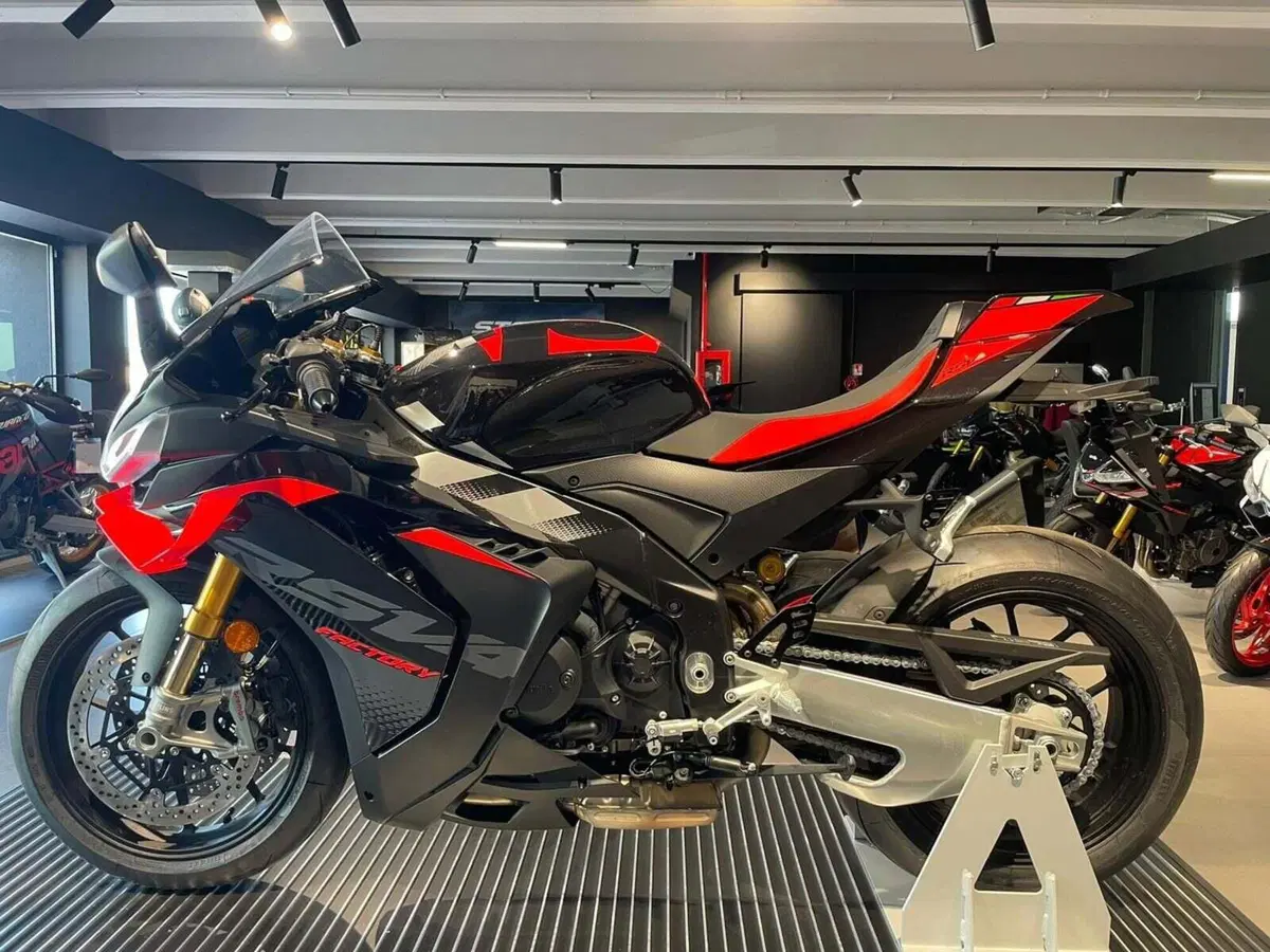 Aprilia RSV4 1100 Factory (2025 - 26) (4)