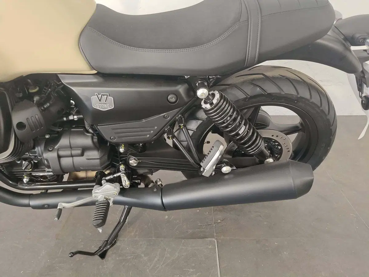 Moto Guzzi V7 Stone (2025 - 26) (4)