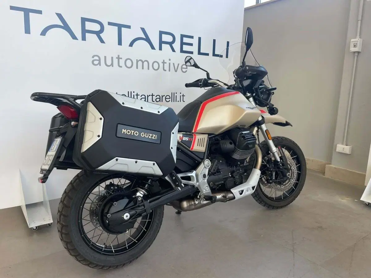 Moto Guzzi V85 TT Travel (2021 - 23) (3)