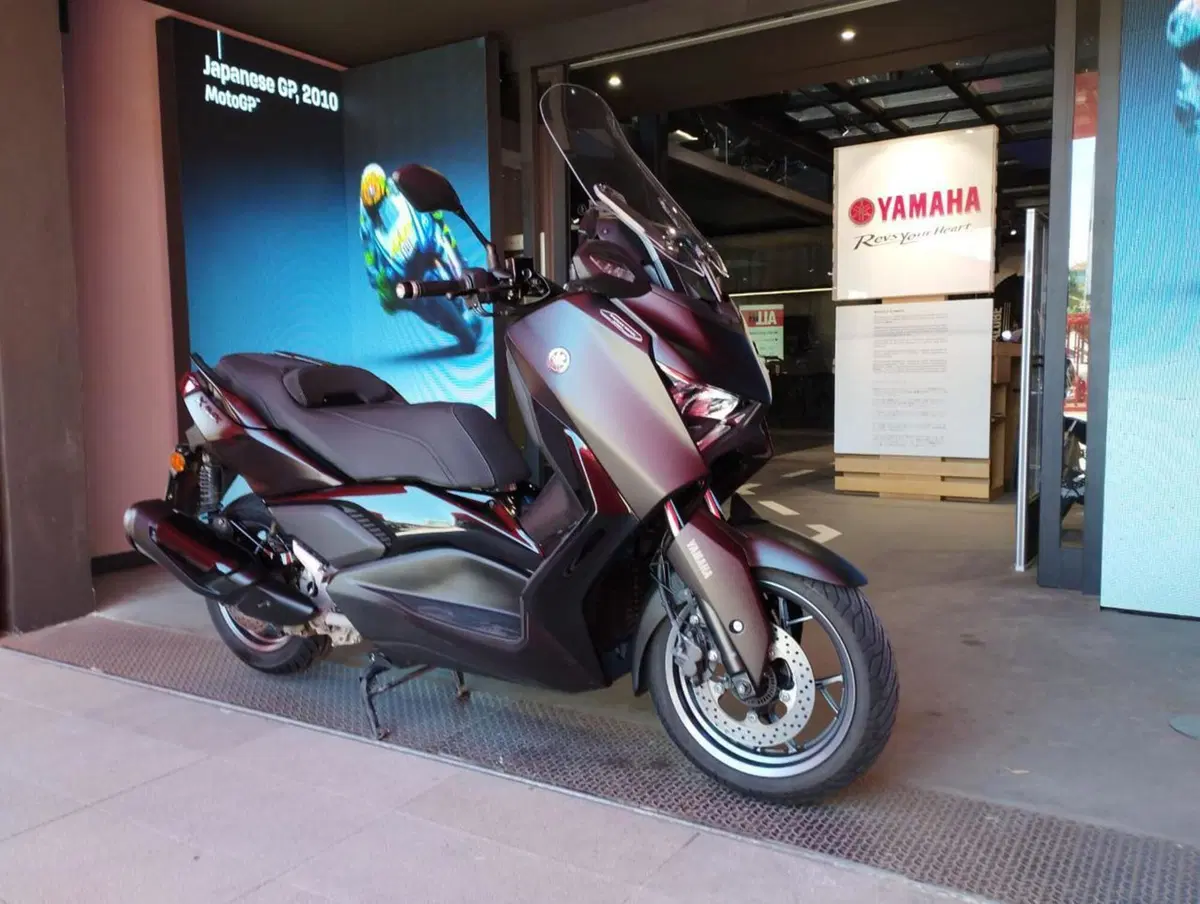 Yamaha X-Max 300 Tech Max (2025 - 26) (4)