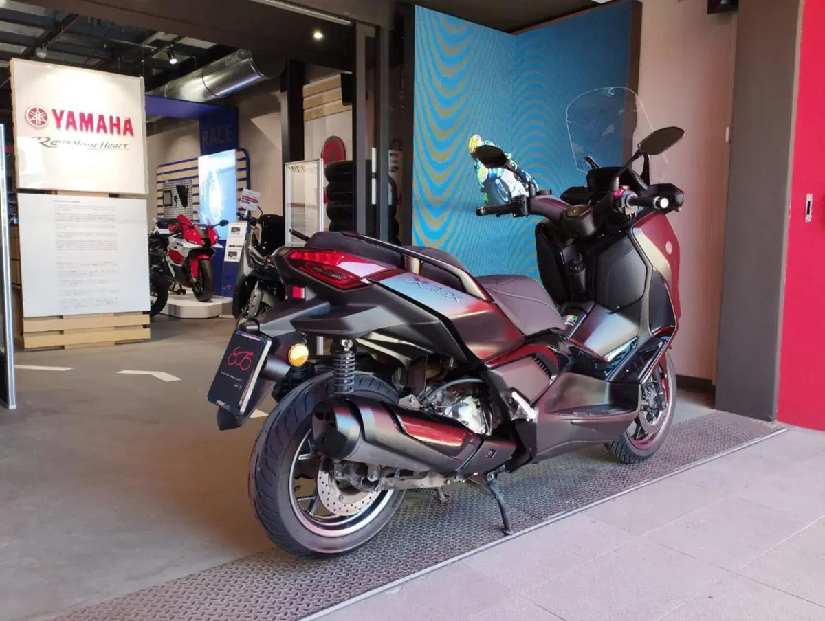 Yamaha X-Max 300 Tech Max (2025 - 26) (3)