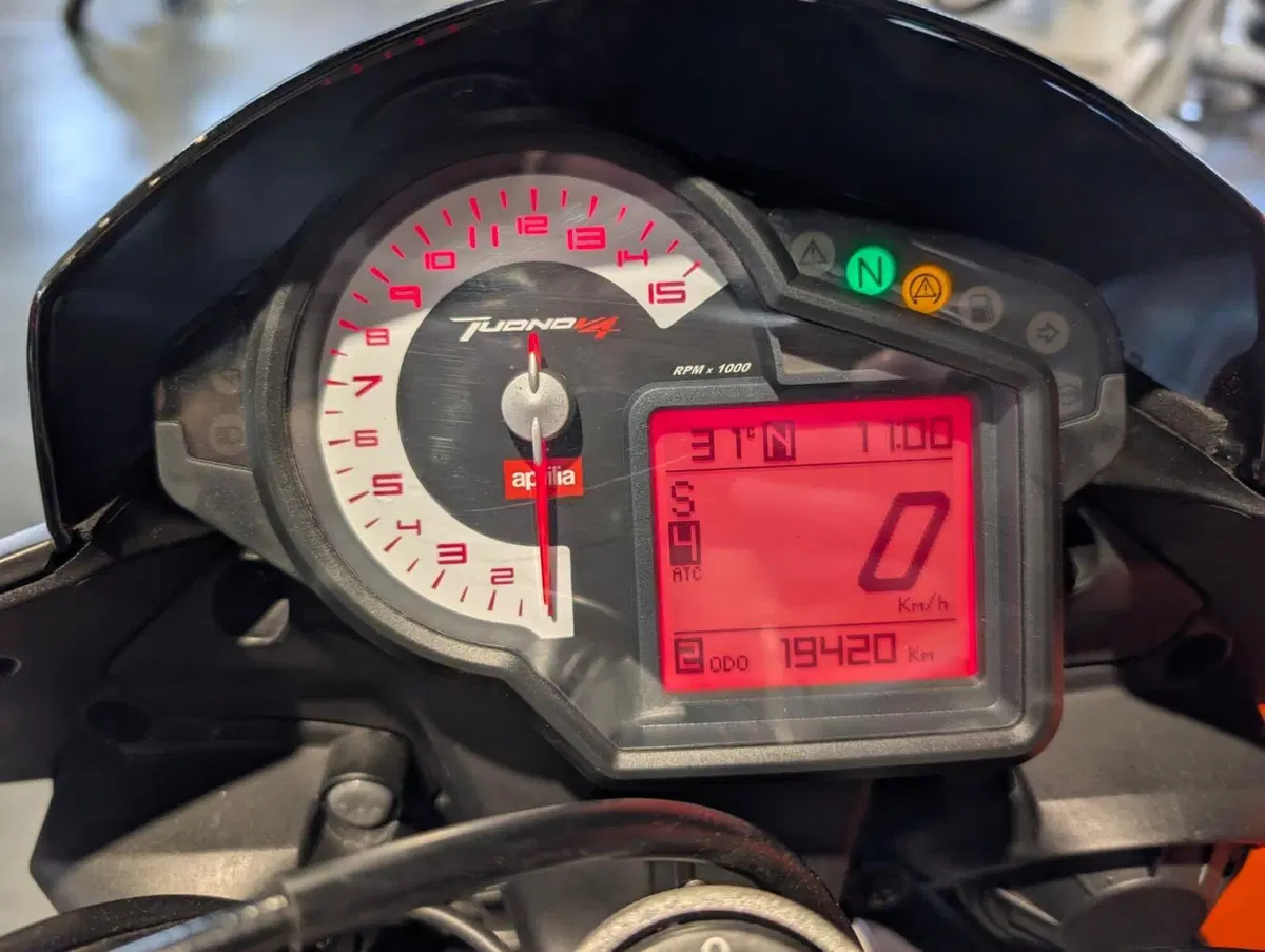 Aprilia Tuono V4 R APRC (2011 - 13) (4)