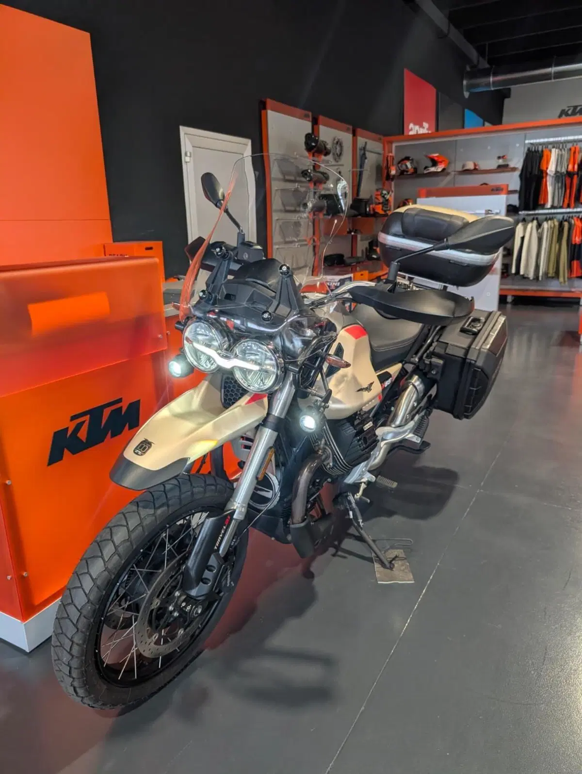 Moto Guzzi V85 TT Travel (2021 - 23) (3)