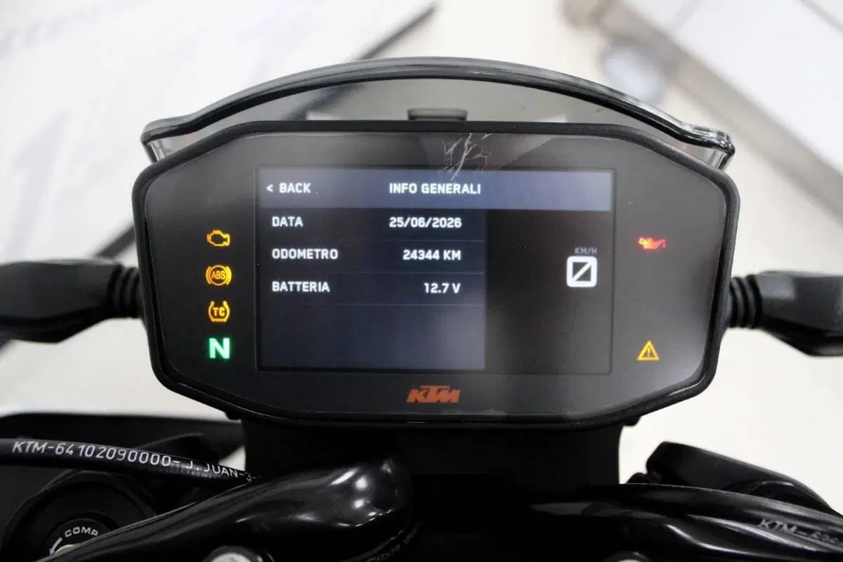 KTM 890 Duke R (2020) (6)