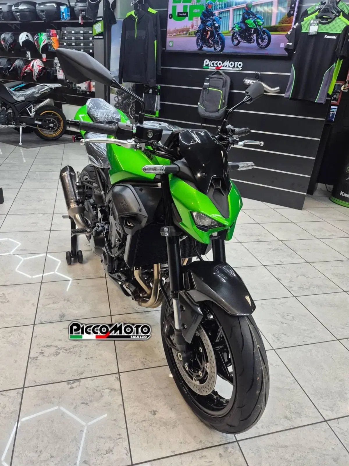 Kawasaki Z 900 (2025 - 26) (4)