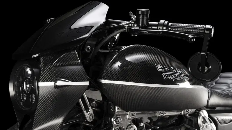 Brough Superior Dagger S: tanto carbonio e prezzo top secret