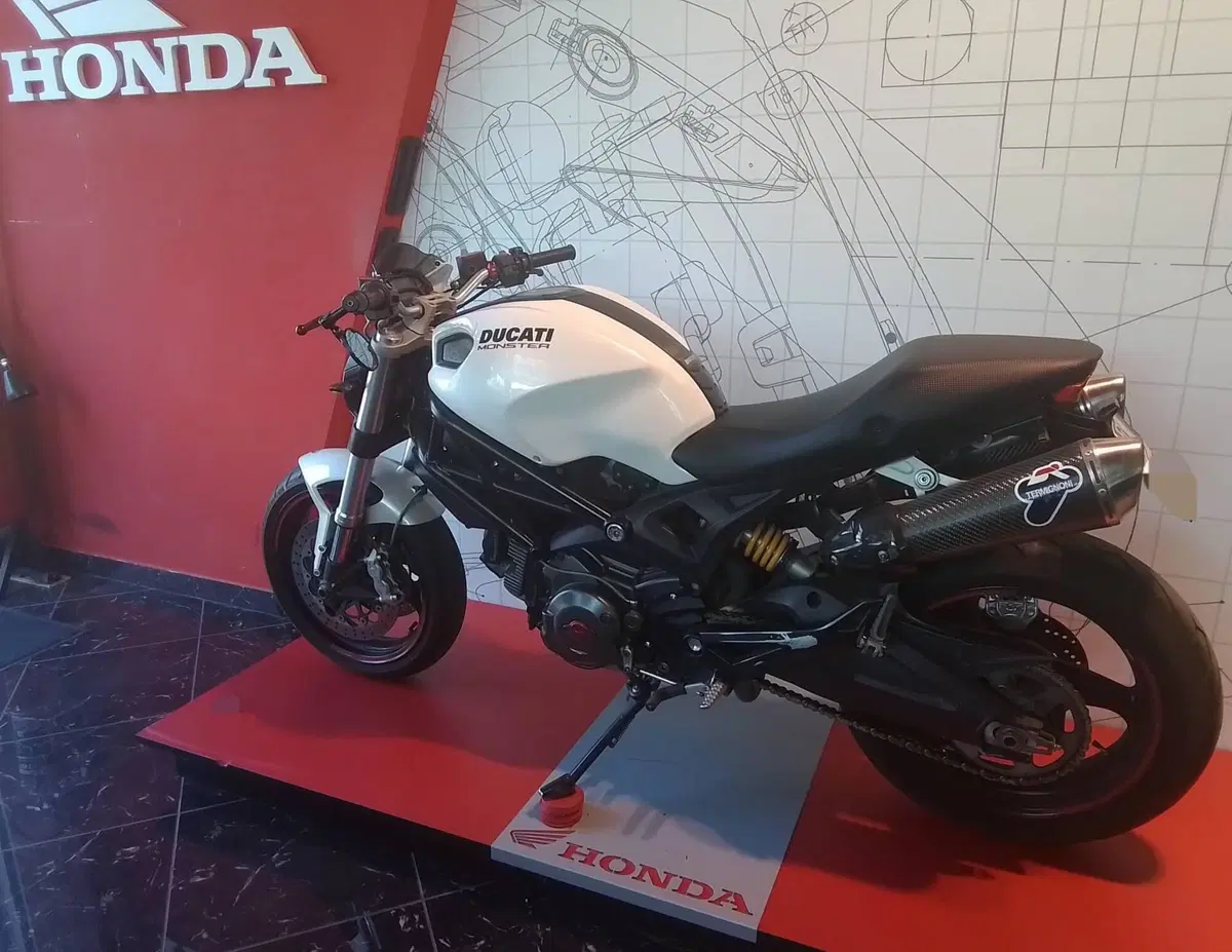 Ducati Monster 696 (2008 - 13) (2)