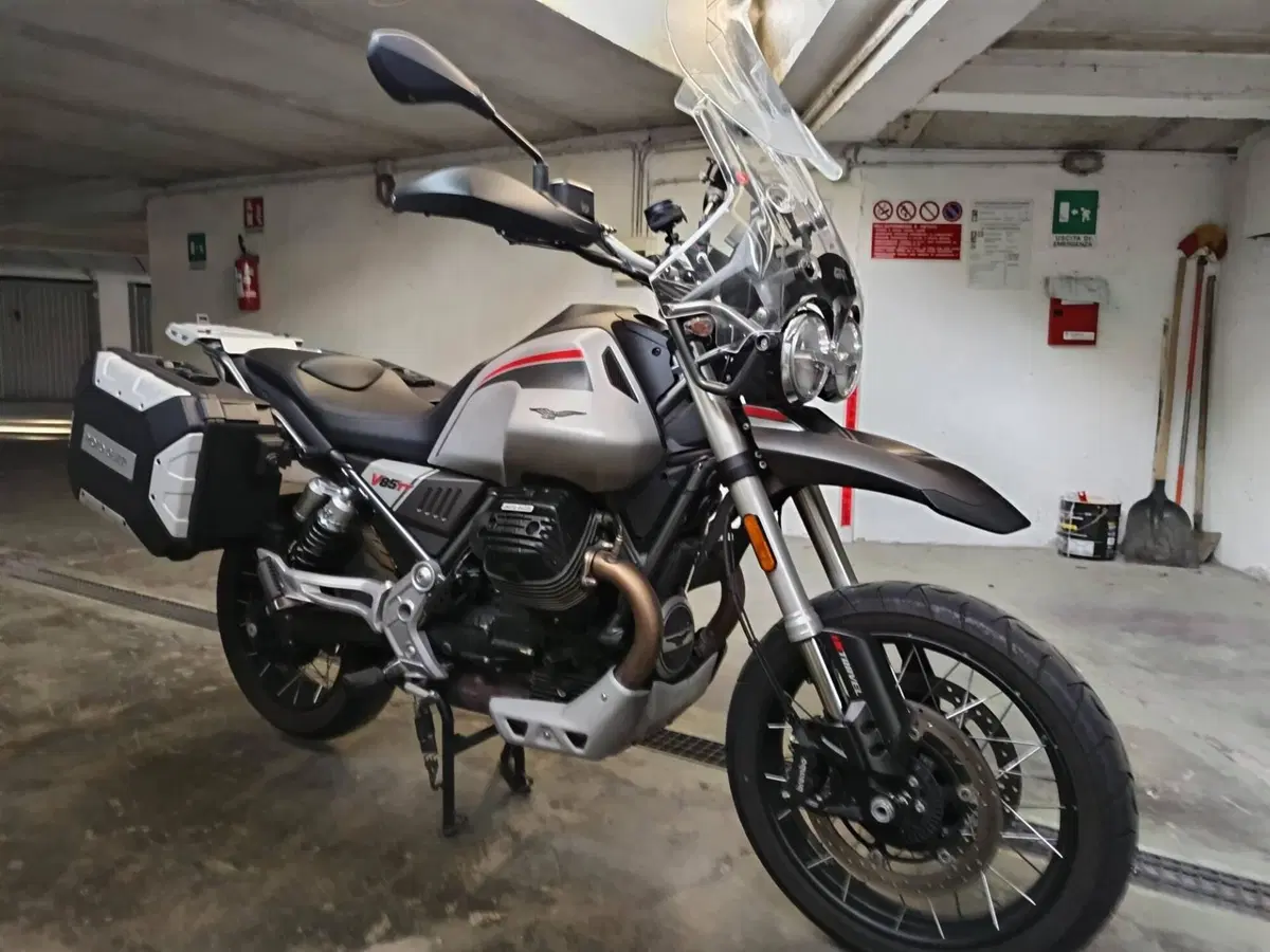 Moto Guzzi V85 TT Travel (2021 - 23) (2)