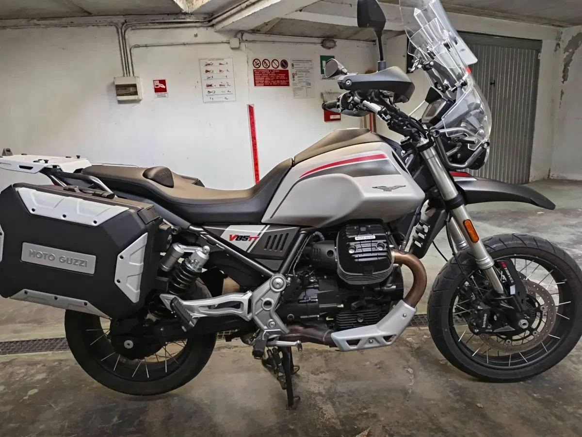 Moto Guzzi V85 TT Travel (2021 - 23) (3)