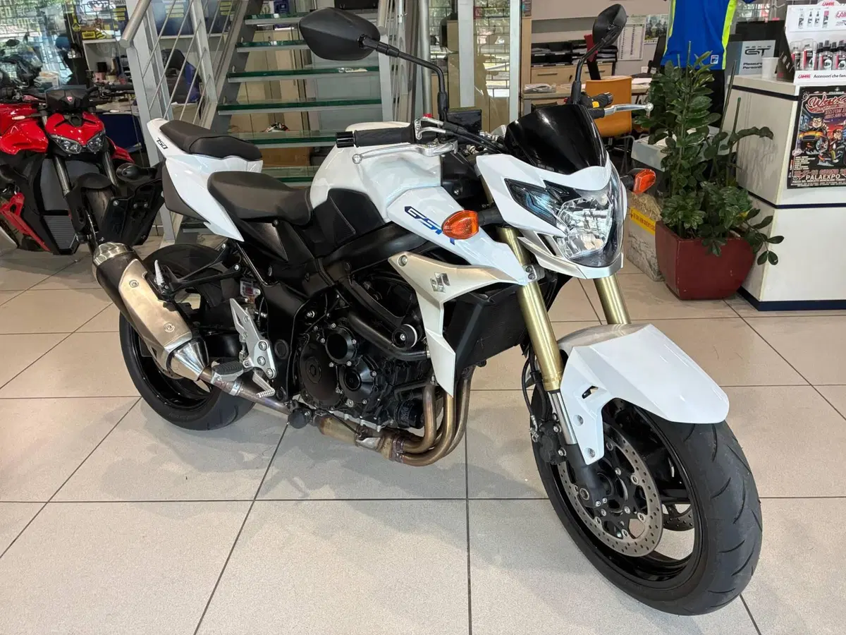 Suzuki GSR 750 (2010 - 15) (2)