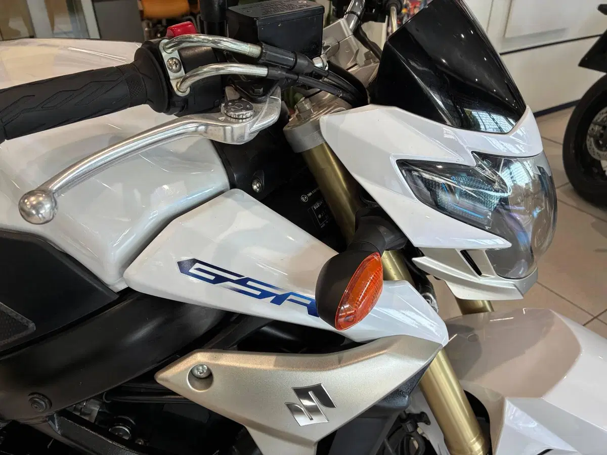 Suzuki GSR 750 (2010 - 15) (3)