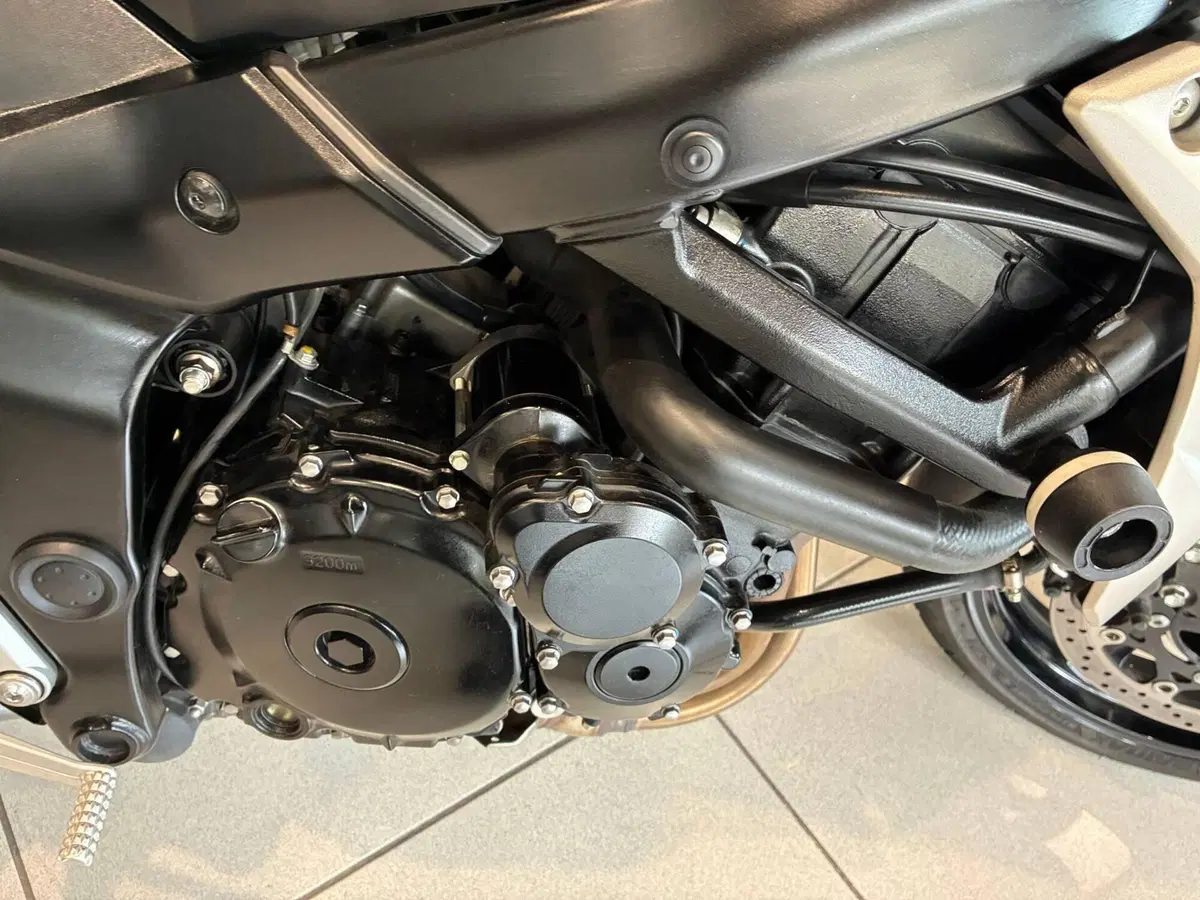 Suzuki GSR 750 (2010 - 15) (4)
