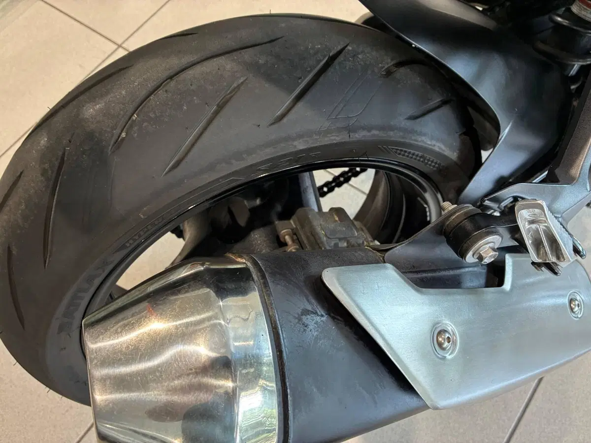 Suzuki GSR 750 (2010 - 15) (5)