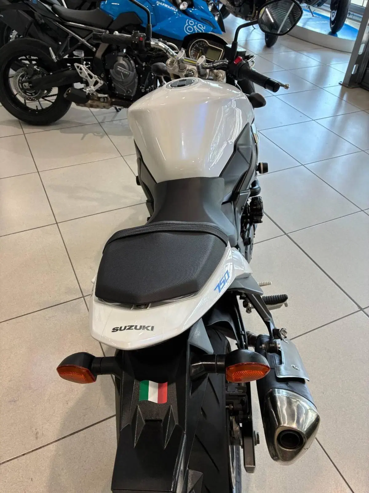Suzuki GSR 750 (2010 - 15) (6)