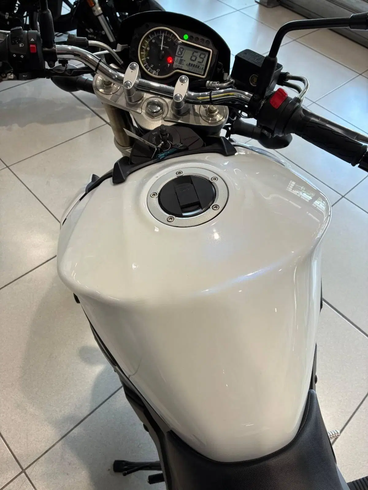 Suzuki GSR 750 (2010 - 15) (7)