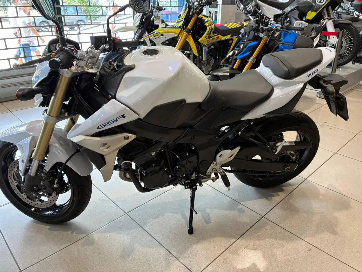 Suzuki GSR 750 (2010 - 15) (9)