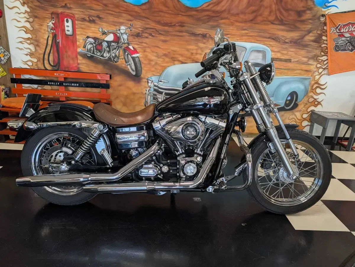 Harley-Davidson 1584 Super Glide Custom (2008 - 13) - FXDC