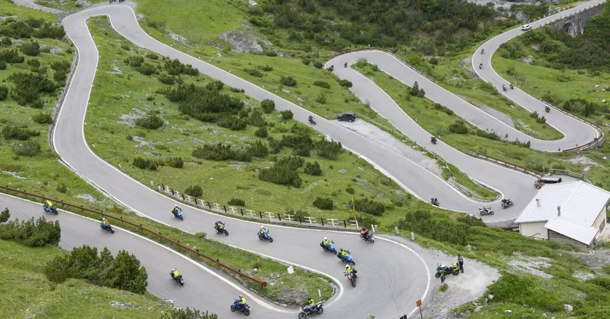 Passi chiusi alle manifestazioni motoristiche, ok, ma che c&rsquo;entrano i tour organizzati?