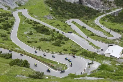 Passi chiusi alle manifestazioni motoristiche, ok, ma che c&rsquo;entrano i tour organizzati?