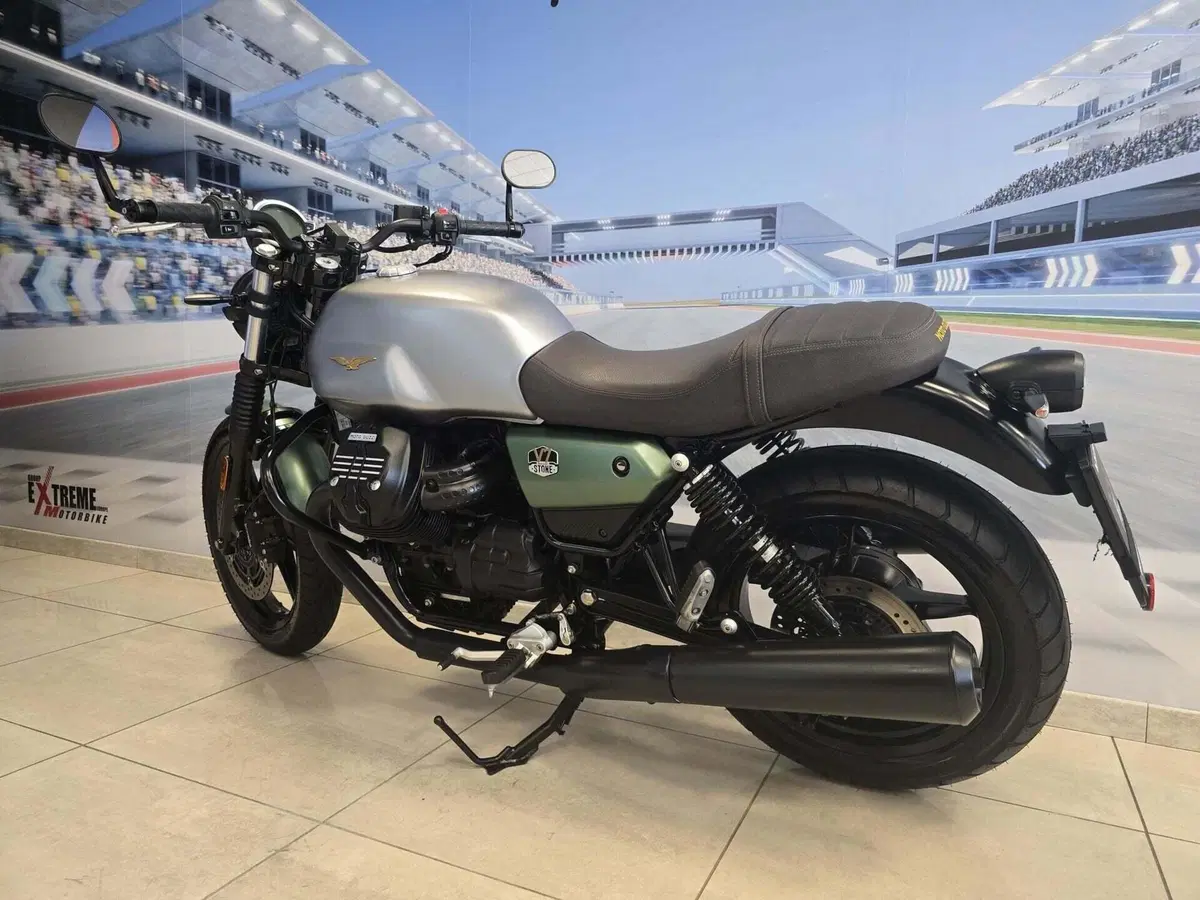 Moto Guzzi V7 Stone Centenario (2021 - 22) (4)