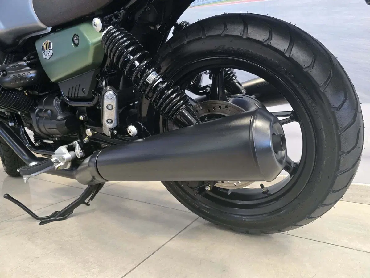 Moto Guzzi V7 Stone Centenario (2021 - 22) (6)