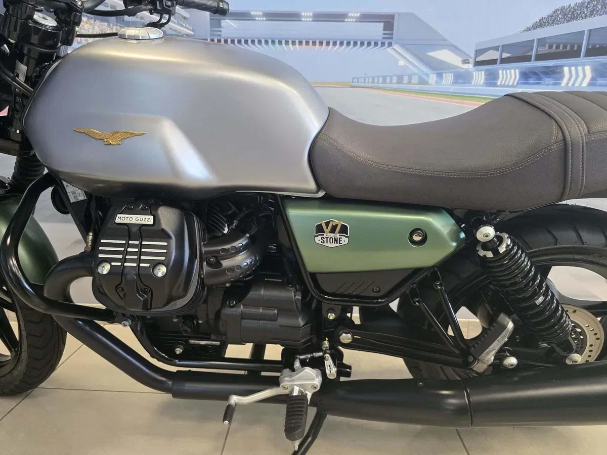 Moto Guzzi V7 Stone Centenario (2021 - 22) (7)