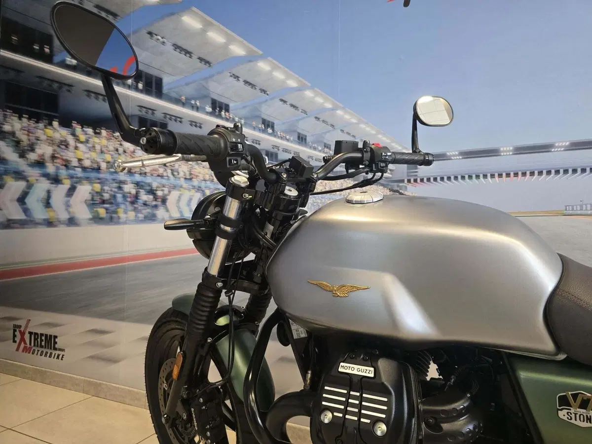 Moto Guzzi V7 Stone Centenario (2021 - 22) (8)