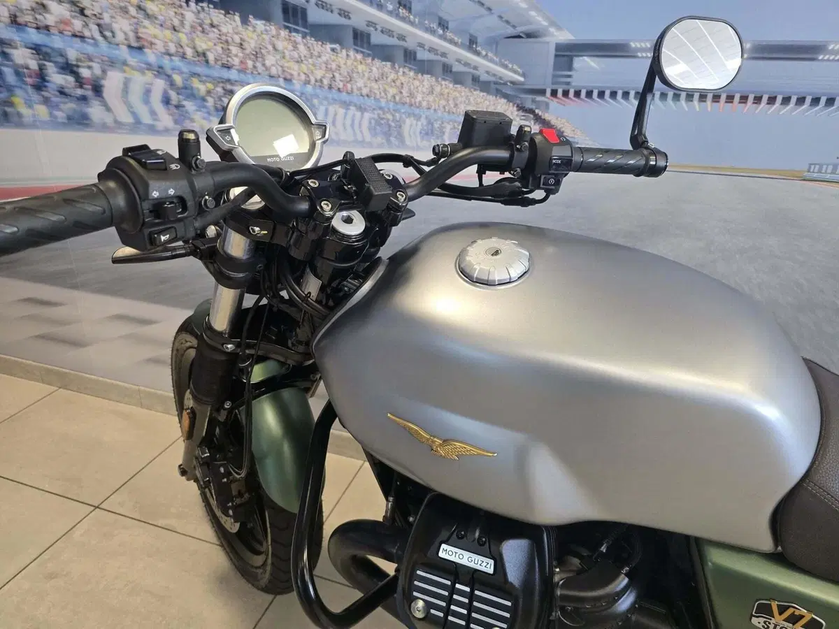 Moto Guzzi V7 Stone Centenario (2021 - 22) (9)