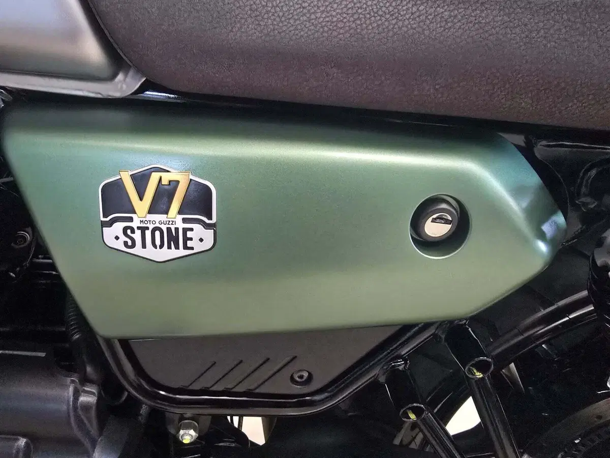 Moto Guzzi V7 Stone Centenario (2021 - 22) (10)