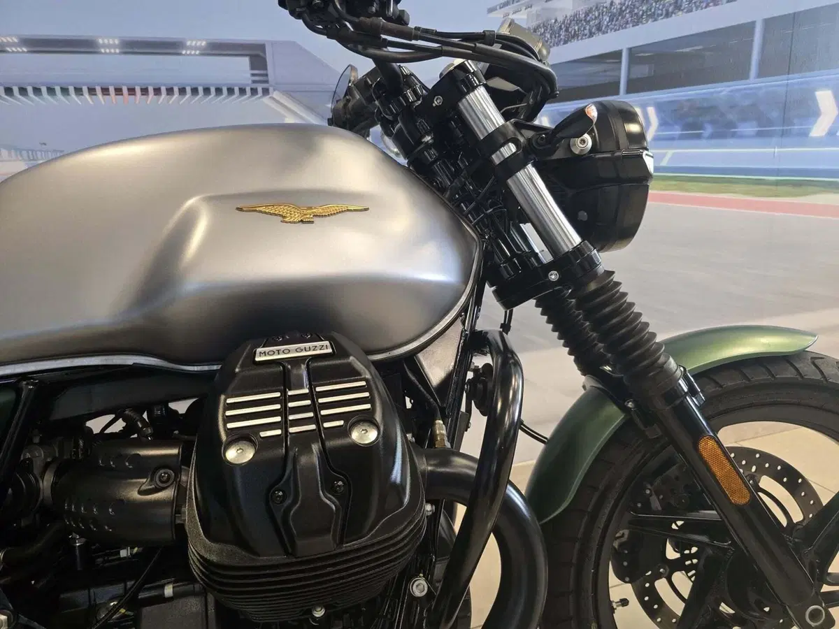 Moto Guzzi V7 Stone Centenario (2021 - 22) (15)