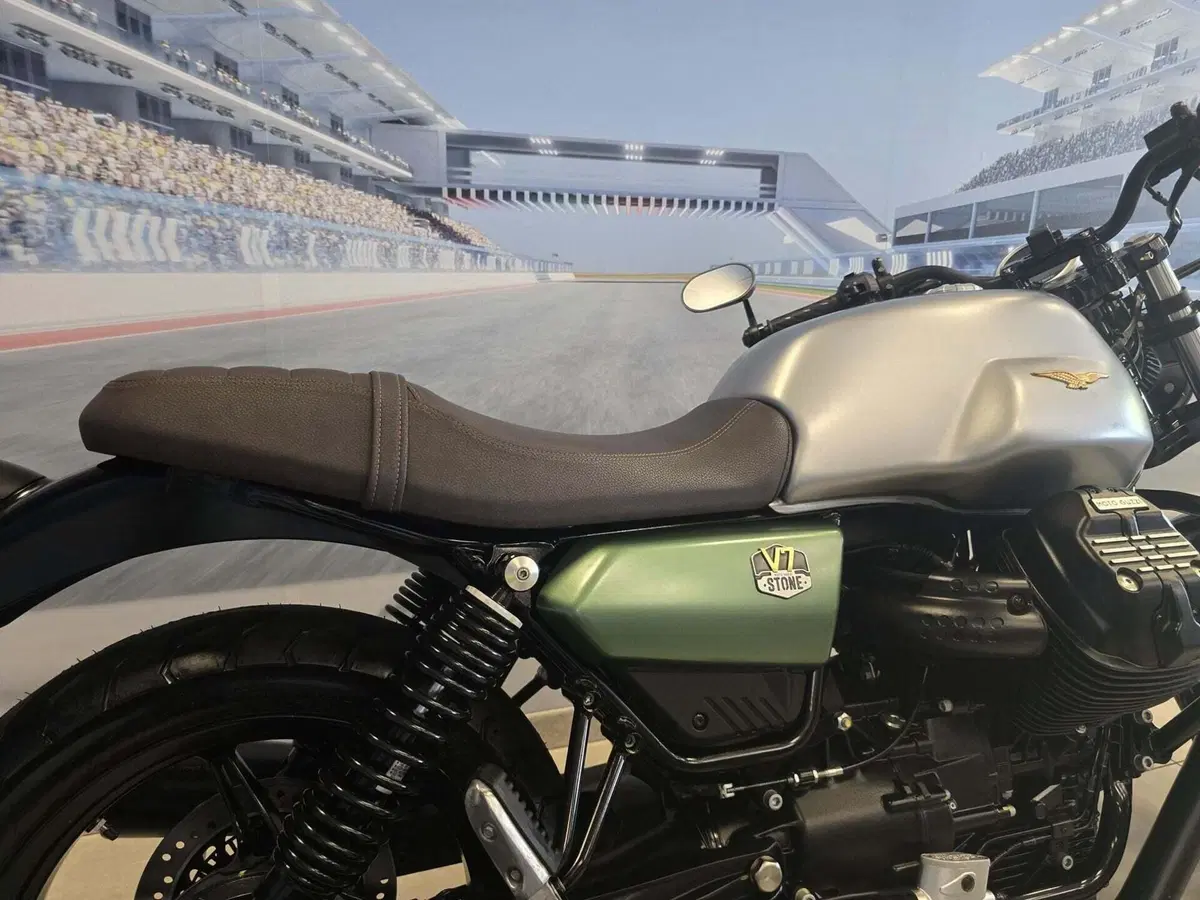 Moto Guzzi V7 Stone Centenario (2021 - 22) (18)