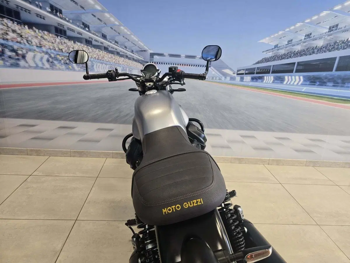 Moto Guzzi V7 Stone Centenario (2021 - 22) (19)
