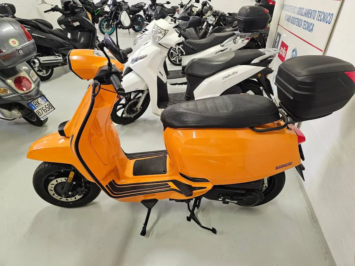 Lambretta V50 Special (2018 - 20) (4)