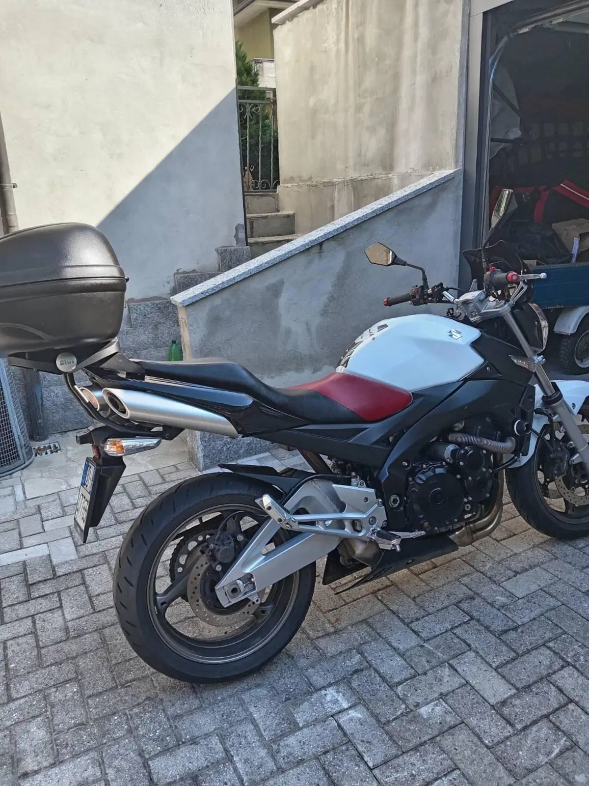 Suzuki GSR 600 (2006 - 11) (2)