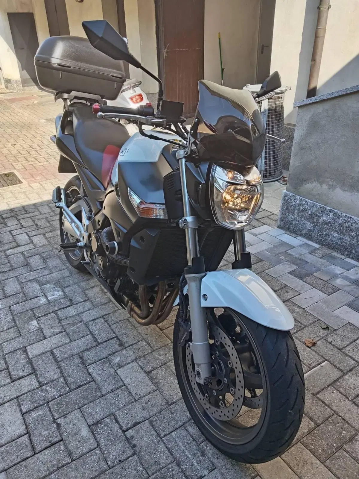 Suzuki GSR 600 (2006 - 11) (3)