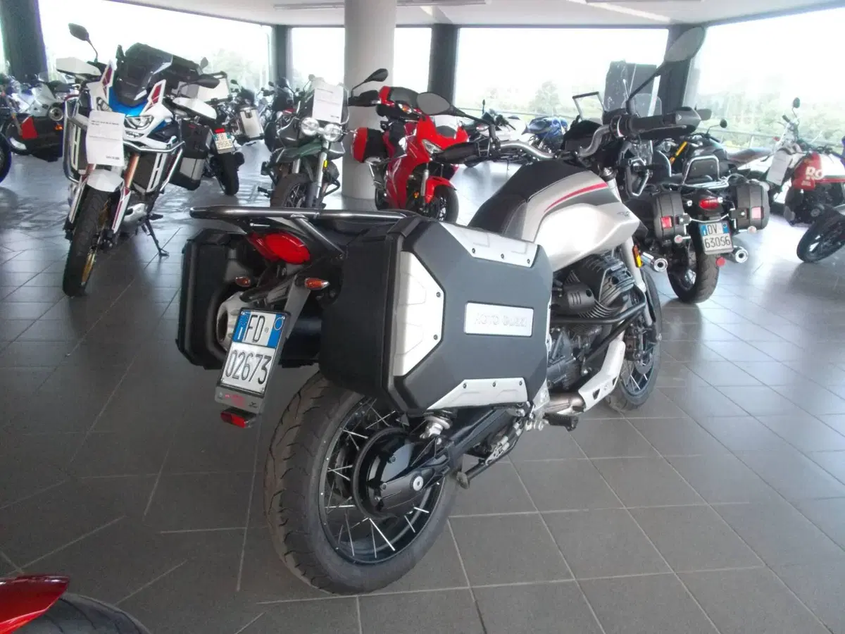 Moto Guzzi V85 TT Travel (2021 - 23) (2)