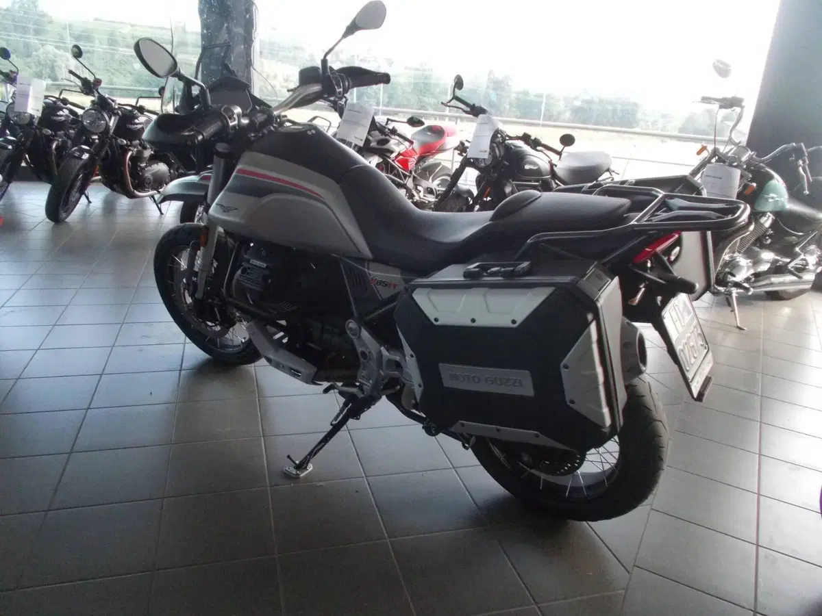 Moto Guzzi V85 TT Travel (2021 - 23) (3)